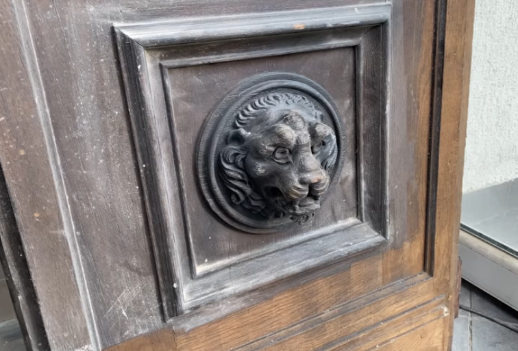 Puerta histórica de madera ennegrecida - antes