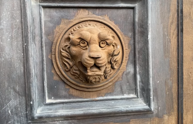 Puerta histórica restaurada - después